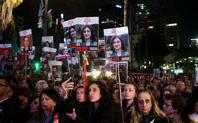 Des manifestants pour la libération des otages détenus par les terroristes du Hamas à Gaza,réunis sur la "Place des Otages", à Tel Aviv, le 24 février 2024. (Crédit : Avshalom Sassoni/Flash90)