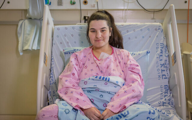 Adi Zohar, blessé lors de la fusillade près de Maale Adumim la semaine dernière, s'adressant aux médias à l'hôpital Shaare Tzedek, à Jérusalem ,le 25 février 2024. (Crédit : Chaïm Goldberg/Flash90)