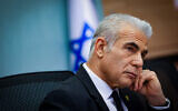 Le chef de l'opposition Yaïr Lapid assistant à une réunion de la commission des Affaires étrangères et de la Défense de la Knesset, à Jérusalem, le 26 février 2024. (Crédit : Yonatan Sindel/Flash90)