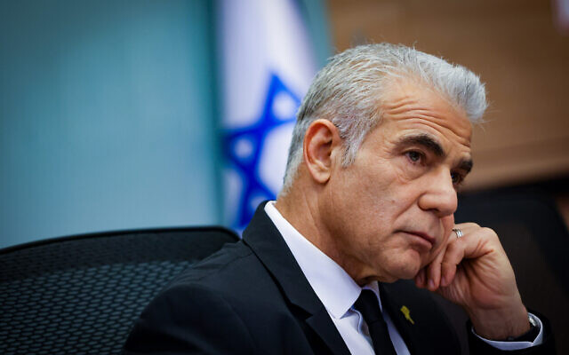 Le chef de l'opposition Yaïr Lapid assistant à une réunion de la commission des Affaires étrangères et de la Défense de la Knesset, à Jérusalem, le 26 février 2024. (Crédit : Yonatan Sindel/Flash90) Le chef de l'opposition Yaïr Lapid assistant à une réunion de la commission des Affaires étrangères et de la Défense de la Knesset, à Jérusalem, le 26 février 2024. (Crédit : Yonatan Sindel/Flash90)
