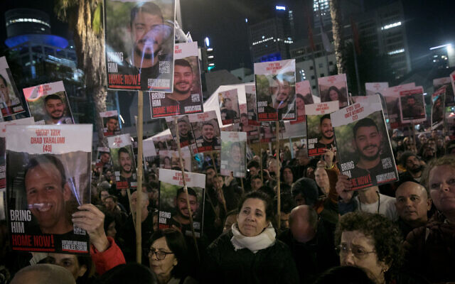 Les Israéliens lors d'un rassemblement appelant à la libération des otages enlevés par les terroristes du Hamas à Gaza sur la "Place des Otages", à Tel Aviv, le 3 février 2024. (Crédit : Miriam Alster/Flash90) Les Israéliens lors d'un rassemblement appelant à la libération des otages enlevés par les terroristes du Hamas à Gaza sur la "Place des Otages", à Tel Aviv, le 3 février 2024. (Crédit : Miriam Alster/Flash90)