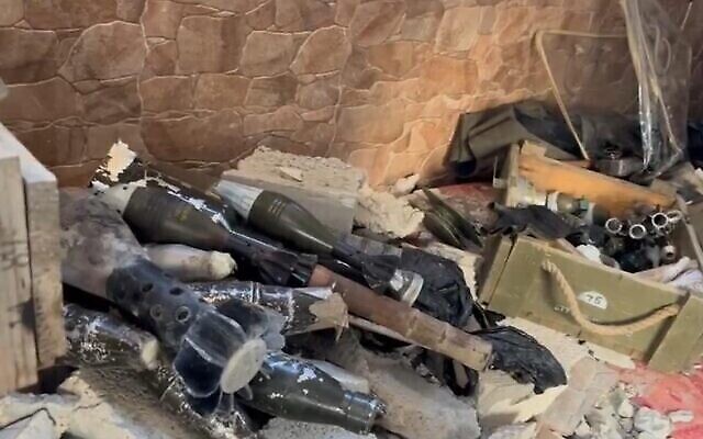 Des armes trouvées par les troupes de Tsahal en fouillant l'hôpital Nasser à Khan Younis le 16 février 2024. (Crédit : Tsahal) Des armes trouvées par les troupes de Tsahal en fouillant l'hôpital Nasser à Khan Younis le 16 février 2024. (Crédit : Tsahal)