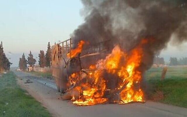 Un camion en flammes après une attaque aérienne attribuée à Israël, non loin de la ville syrienne de Qusayr, le 25 février 2024. (Crédit: Capture d'écran X ; utilisée conformément à l'article 27a de la loi sur le droit d'auteur)