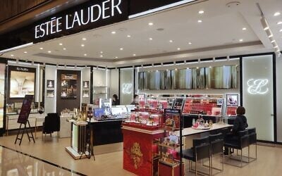 Une boutique de cosmétiques Estée Lauder à Hong Kong, en 2022. (Crédit : CAHOGNSUIE 202 KADPA/ CC BY-SA 4.0)