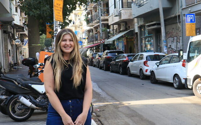 Hannah Taxy s'est précipitée en Israël pour faire du volontariat après les atrocités du 7 octobre. (Crédit : Shmuel Bar-Am)