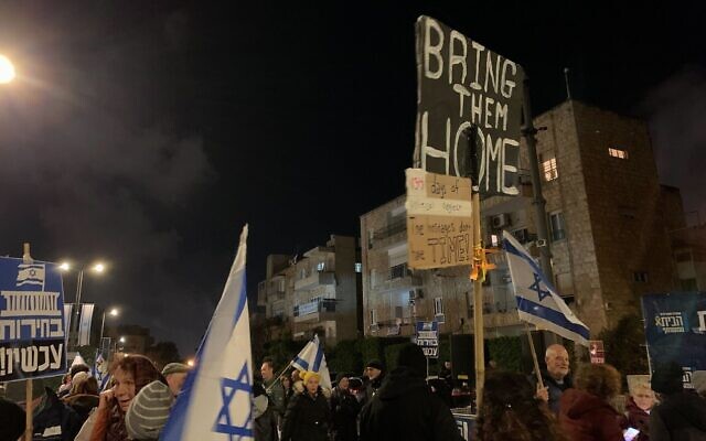 Des manifestants se rassemblent devant la résidence du président de Jérusalem pour demander un accord sur les otages, le 17 février 2024. (Crédit : Charlie Summers/Times of Israel)
