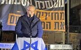 Le général Amos Malka, ancien chef de l'administration des services de renseignement militaires, réclame de nouvelles élections lors d'un rassemblement à Jérusalem, le 10 février 2024. (Crédit : Jessica Steinberg/Times of Israel)