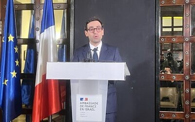 Le ministre français des Affaires étrangères Stéphane Séjourné s'exprimant à l'hôtel King David, à Jérusalem, le 5 février 2024. (Crédit : Lazar Berman/Times of Israel)