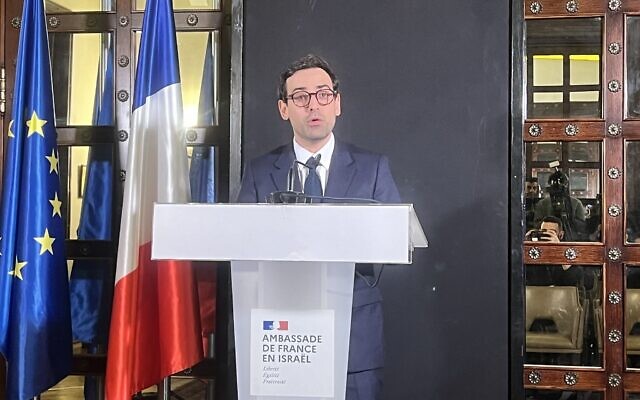 Le ministre français des Affaires étrangères Stéphane Séjourné s'exprimant à l'hôtel King David, à Jérusalem, le 5 février 2024. (Crédit : Lazar Berman/Times of Israel) Le ministre français des Affaires étrangères Stéphane Séjourné s'exprimant à l'hôtel King David, à Jérusalem, le 5 février 2024. (Crédit : Lazar Berman/Times of Israel)