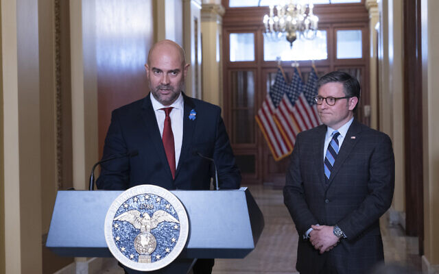 Le président de la Knesset, Amir Ohana, et le président de la Chambre des représentants des États-Unis, Mike Johnson, à Washington, le 6 février 2024. (Crédit : Anang Mittal/Bureau de presse du président de la Chambre des représentants) Le président de la Knesset, Amir Ohana, et le président de la Chambre des représentants des États-Unis, Mike Johnson, à Washington, le 6 février 2024. (Crédit : Anang Mittal/Bureau de presse du président de la Chambre des représentants)