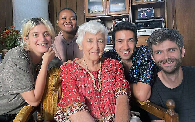 Daniel Lombroso, deuxième à partir de la droite, avec sa grand-mère Nina Gottlieb, au centre, sur le tournage de « Nina et Irena ». (Avec l'aimable autorisation de Lombroso via la JTA) Daniel Lombroso, deuxième à partir de la droite, avec sa grand-mère Nina Gottlieb, au centre, sur le tournage de « Nina et Irena ». (Avec l'aimable autorisation de Lombroso via la JTA)