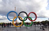 Les anneaux olympiques exposés place du Trocadéro en 2017 pour célébrer l'attribution des Jeux à Paris. (Crédit : Anne Jea/ CC BY-SA 4.0)