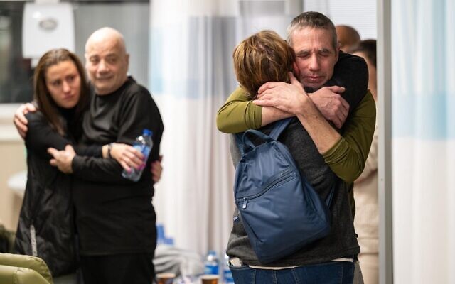 Louis Har, en noir, et Fernando Marman retrouvant leurs proches, après avoir été sauvés par les forces spéciales israéliennes des mains du Hamas, à l'hôpital Sheba, à Ramat Gan, le 12 février 2024. (Crédit : Armée israélienne) Louis Har, en noir, et Fernando Marman retrouvant leurs proches, après avoir été sauvés par les forces spéciales israéliennes des mains du Hamas, à l'hôpital Sheba, à Ramat Gan, le 12 février 2024. (Crédit : Armée israélienne)