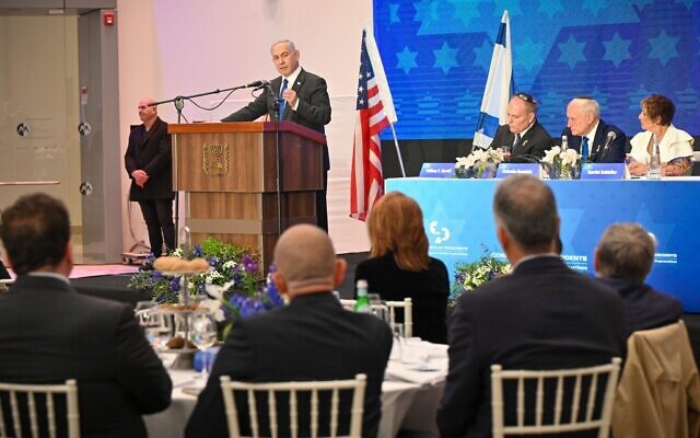Le Premier ministre Benjamin Netanyahu s'adresse au public de la CoP (Conférence des présidents des communautés juives américaines majeures) à Jérusalem, le 18 février 2024. (Crédit : Coby Gideon / GPO) Le Premier ministre Benjamin Netanyahu s'adresse au public de la CoP (Conférence des présidents des communautés juives américaines majeures) à Jérusalem, le 18 février 2024. (Crédit : Coby Gideon / GPO)