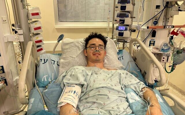 Le soldat réserviste Hananya Ben Shimon, 23 ans, qui a tué un terroriste lors de l'attaque commise par plusieurs hommes à proximité de Maale Admumim le 22 février, à l'hôpital Hadassah de Jérusalem. (Crédit : Bureau du porte-parole du Centre médical Hadassah) Le soldat réserviste Hananya Ben Shimon, 23 ans, qui a tué un terroriste lors de l'attaque commise par plusieurs hommes à proximité de Maale Admumim le 22 février, à l'hôpital Hadassah de Jérusalem. (Crédit : Bureau du porte-parole du Centre médical Hadassah)