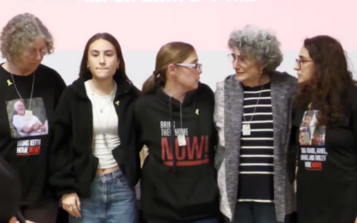 Cinq femmes otages libérées de la captivité du Hamas en novembre 2023, photographiées le 7 février 2024 : De gauche à droite, Aviva Siegel, Sahar Calderon, Nili Margalit, Adina Moshe, Sharon Aloni Cunio. (Autorisation)