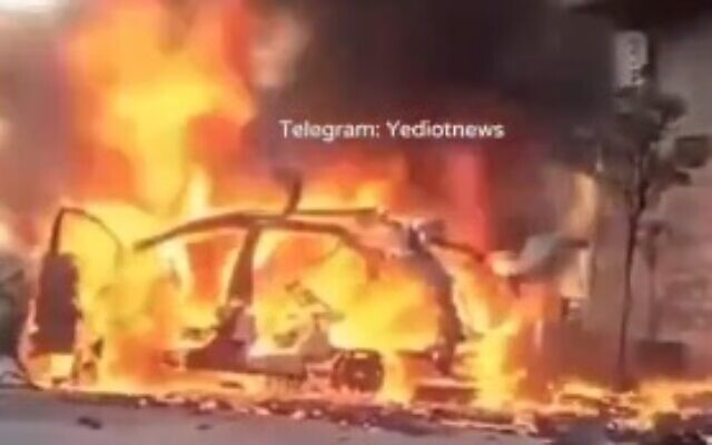 Une voiture en feu après avoir été frappée par une attaque aérienne israélienne, dans la ville de Nabatieh, au sud du Liban le 8 février 2024. (Crédit : Capture d'écran X ; utilisée conformément à l'article 27a de la loi sur le droit d'auteur) Une voiture en feu après avoir été frappée par une attaque aérienne israélienne, dans la ville de Nabatieh, au sud du Liban le 8 février 2024. (Crédit : Capture d'écran X ; utilisée conformément à l'article 27a de la loi sur le droit d'auteur)