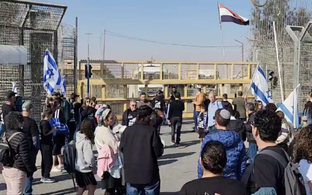 Des manifestants bloquent le passage de Nitzana à la frontière israélo-égyptienne pour empêcher l'aide humanitaire d'atteindre Gaza, le 9 février 2024. (Capture d'écran, Tzav 9, utilisée conformément à l'article 27a de la loi sur le droit d'auteur) Des manifestants bloquent le passage de Nitzana à la frontière israélo-égyptienne pour empêcher l'aide humanitaire d'atteindre Gaza, le 9 février 2024. (Capture d'écran, Tzav 9, utilisée conformément à l'article 27a de la loi sur le droit d'auteur)