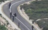 Des extrémistes lancent des pierres sur des Palestiniens en Cisjordanie, le 12 février 2024. (Crédit : Capture d'écran/Yesh Din)