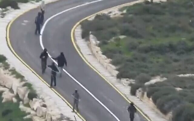Des extrémistes lancent des pierres sur des Palestiniens en Cisjordanie, le 12 février 2024. (Crédit : Capture d'écran/Yesh Din) Des extrémistes lancent des pierres sur des Palestiniens en Cisjordanie, le 12 février 2024. (Crédit : Capture d'écran/Yesh Din)
