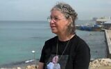 L'ex-otage Aviva Siegel lors d'une interview à la Douzième chaine, diffusée le 16 février 2024. Siegel porte un t-shirt avec une photo de son mari Keith, toujours otage du Hamas. (Capture d'écran : Douzième chaine. Utilisé conformément à l'article 27a de la loi sur les droits d'auteur).