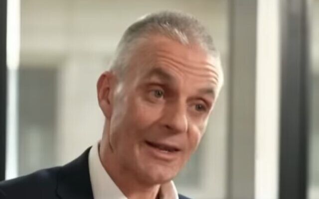 Tim Davie, directeur général de la BBC, s'adressant à Sky News, le 13 mars 2023. (Crédit : Capture d'écran Youtube)