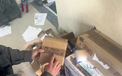 Un soldat de Tsahal montre des médicaments destinés aux otages détenus à Gaza trouvés par les troupes à l'hôpital Nasser de Khan Younès dans une vidéo publiée par l'armée le 18 février 2024. (Crédit : Capture d'écran)