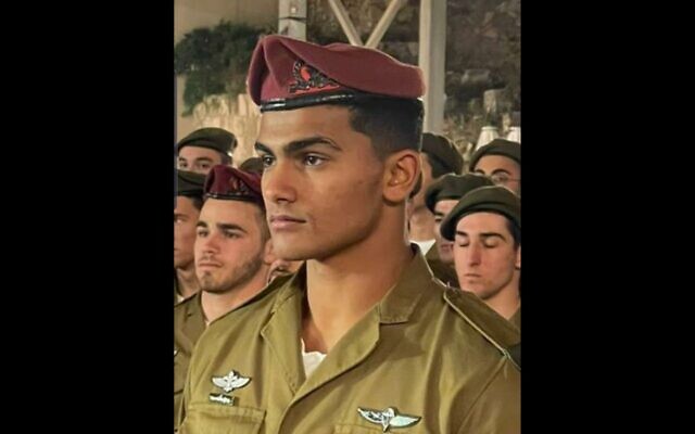 Le sergent-chef Guy Simhi, tué en combattant le Hamas au kibboutz Reïm après avoir fui le Festival Supernova le 7 octobre 2023. (Crédit : Armée israélienne) Le sergent-chef Guy Simhi, tué en combattant le Hamas au kibboutz Reïm après avoir fui le Festival Supernova le 7 octobre 2023. (Crédit : Armée israélienne)