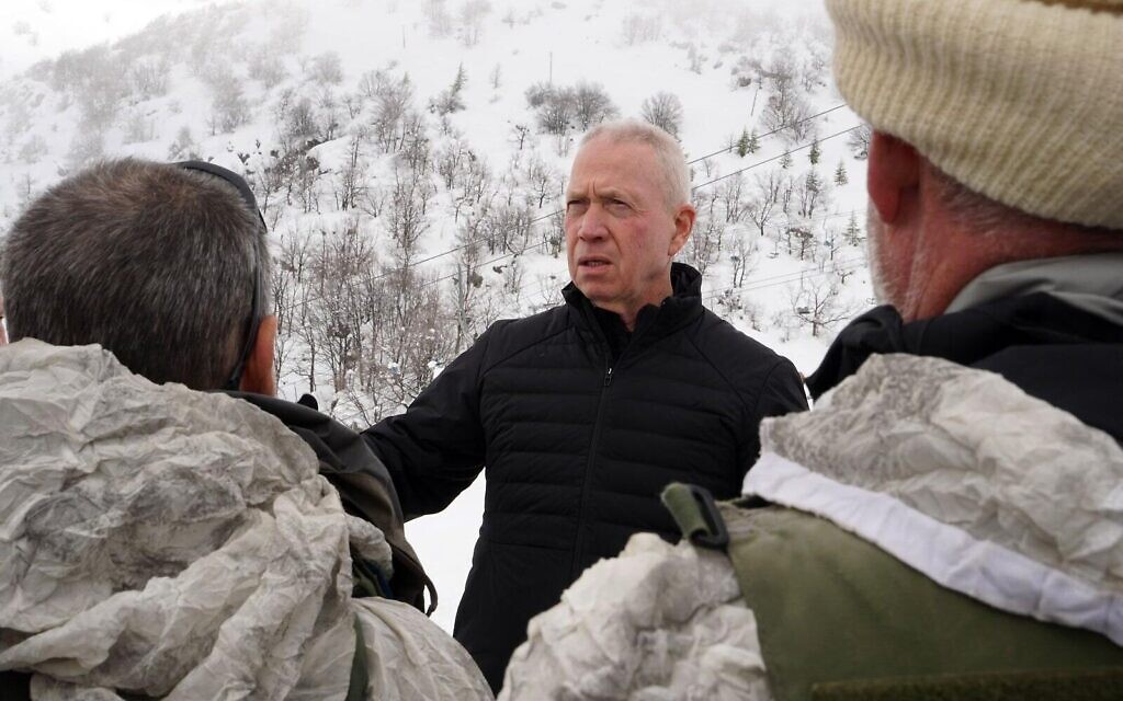Le ministre de la Défense Yoav Gallant rencontrant des soldats de l'unité alpine de l’armée israélienne, au mont Hermon, le 2 février 2024. (Crédit : Ariel Hermoni/Ministère de la Défense)
