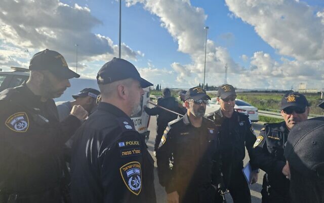 La police arrivant sur les lieux d'un meurtre, à Baqa al-Gharbiya, le 2 février 2024. (Crédit : Police israélienne) La police arrivant sur les lieux d'un meurtre, à Baqa al-Gharbiya, le 2 février 2024. (Crédit : Police israélienne)