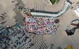 La "Couverture de l'espoir" sur la "Place des Otages", à Tel Aviv, le 9 février 2024. (Crédit : Aviv Atlas via Pro-Democracy Protest Movement)