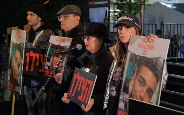 Varda Alexander, deuxième et à droite, et sa famille parlent de son petit-fils, Idan, lors d'un rassemblement pour le retour des otages de Gaza à Tel Aviv, le 17 février 2024. (Crédit : Adar Eyal/The Families and Missing Families Forum)