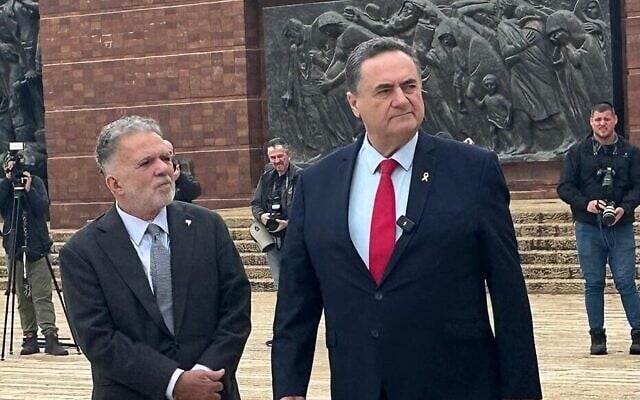 L'ambassadeur du Brésil en Israël Frederico Meyer, à gauche, et le ministre des Affaires étrangères Israël Katz visitant le mémorial de la Shoah Yad Vashem, à Jérusalem, le 19 février 2024. (Crédit : Michael Dimenstein/GPO) L'ambassadeur du Brésil en Israël Frederico Meyer, à gauche, et le ministre des Affaires étrangères Israël Katz visitant le mémorial de la Shoah Yad Vashem, à Jérusalem, le 19 février 2024. (Crédit : Michael Dimenstein/GPO)