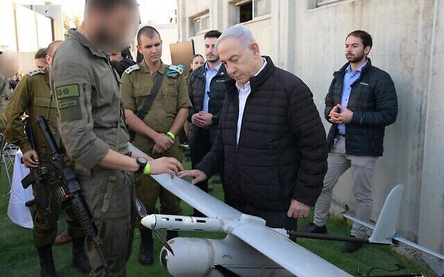 Le Premier ministre Benjamin Netanyahu avec l'unité d'élite Sky Riders dde l'artillerie de Tsahal, également connue sous son acronyme hébreu Rokash, à Zikim, le 20 février 2024. (Crédit : Amos Ben Gershom/GPO) Le Premier ministre Benjamin Netanyahu avec l'unité d'élite Sky Riders dde l'artillerie de Tsahal, également connue sous son acronyme hébreu Rokash, à Zikim, le 20 février 2024. (Crédit : Amos Ben Gershom/GPO)
