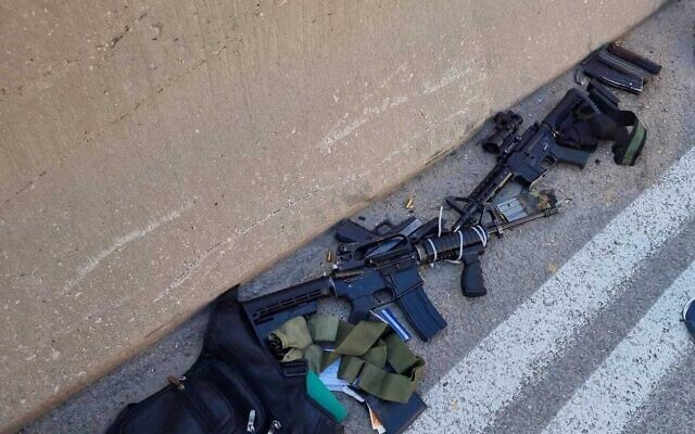 Illustration : Armes utilisées par des terroristes palestiniens lors d'une fusillade, à proximité de Maale Adumim, le 22 février 2024. (Crédit : Police israélienne) Illustration : Armes utilisées par des terroristes palestiniens lors d'une fusillade, à proximité de Maale Adumim, le 22 février 2024. (Crédit : Police israélienne)