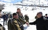 Le Premier ministre Benjamin Netanyahu avec des soldats de l'unité alpine de Tsahal, le 22 février 2024. (Crédit : Amos Ben Gershom/GPO)