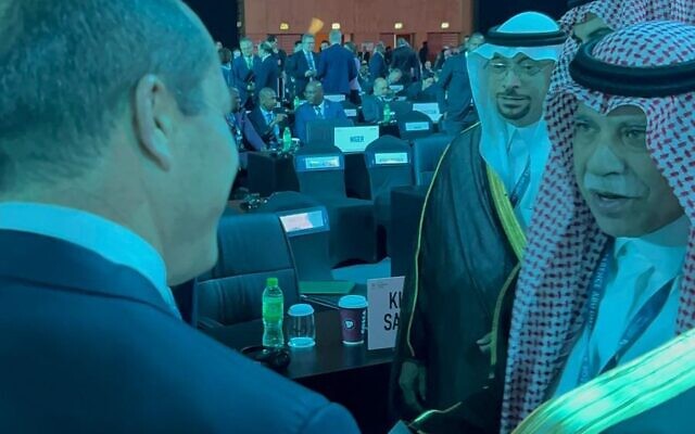 Le ministre de l'Économie Nir Barkat, à gauche, rencontre le ministre saoudien du Commerce Majid bin Abdullah Al-Qasabi à une conférence de l'Organisation mondiale du Commerce à Abu Dhabi, le 26 février 2024. (Autorisation : ministère de l'Économie) Le ministre de l'Économie Nir Barkat, à gauche, rencontre le ministre saoudien du Commerce Majid bin Abdullah Al-Qasabi à une conférence de l'Organisation mondiale du Commerce à Abu Dhabi, le 26 février 2024. (Autorisation : ministère de l'Économie)