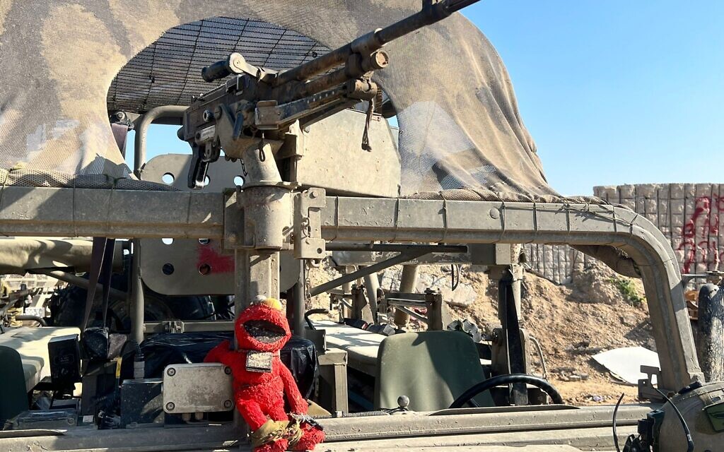 Une poupée Elmo ornant un Hummer appartenant au Bataillon 931 dans le centre de la bande de Gaza, le 20 février 2024. (Crédit : Lazar Berman/The Times of Israel)