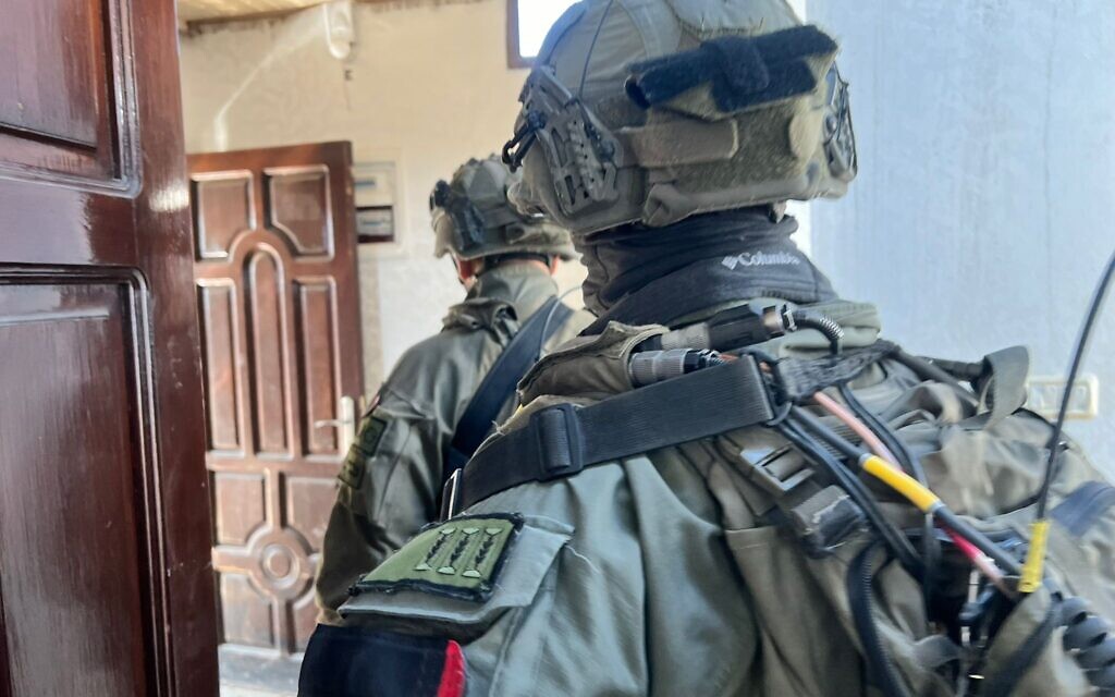 Des officiers du Bataillon Tzabar traversant une maison dans le centre de la bande de Gaza, le 25 février 2024. (Crédit : Lazar Berman/The Times of Israel)
