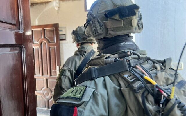 Des officiers du Bataillon Tzabar traversant une maison dans le centre de la bande de Gaza, le 25 février 2024. (Crédit : Lazar Berman/The Times of Israel)