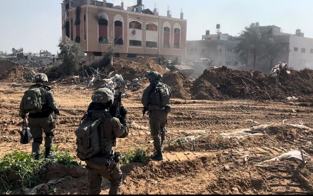 Des soldats du Bataillon Tzabar opérant, dans le centre de la bande de Gaza, le 25 février 2024. (Crédit : Lazar Berman/Times of Israel)