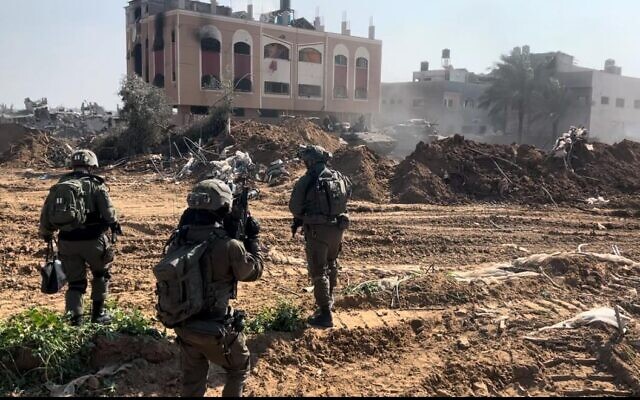 Des soldats du Bataillon Tzabar opérant, dans le centre de la bande de Gaza, le 25 février 2024. (Crédit : Lazar Berman/Times of Israel)