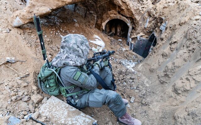 Un réserviste de la 55e Brigade de Parachutistes surveillant l'entrée d'un tunnel dans le sud de Gaza, à Khan Younès, sur une image publiée le 1er février 2024. (Crédit : Armée israélienne) Un réserviste de la 55e Brigade de Parachutistes surveillant l'entrée d'un tunnel dans le sud de Gaza, à Khan Younès, sur une image publiée le 1er février 2024. (Crédit : Armée israélienne)