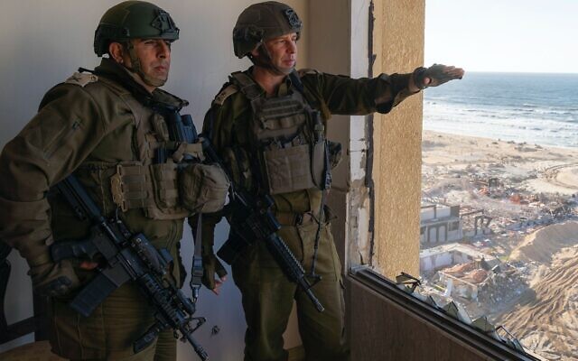 Le chef du Commandement du Sud, le général de division Yaron Finkelman, à droite, et le général de brigade Itzik Cohen, le commandant de la 162e division, dans le nord de Gaza, le 1er février 2024. (Crédit : Armée israélienne)