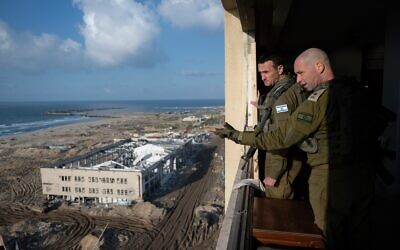 Le chef d'état-major de Tsahal, le lieutenant-général Herzi Halevi (à gauche), rencontre le chef du commandement sud, le général de division Yaron Finkelman, dans le nord de la bande de Gaza, le 6 février 2024. (Crédit : armée israélienne)