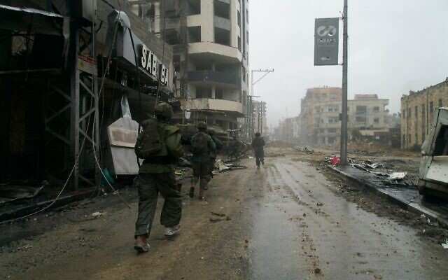Les troupes de Tsahal opèrent dans la bande de Gaza, dans une image publiée le 16 février 2024. (Crédit : armée israélienne)