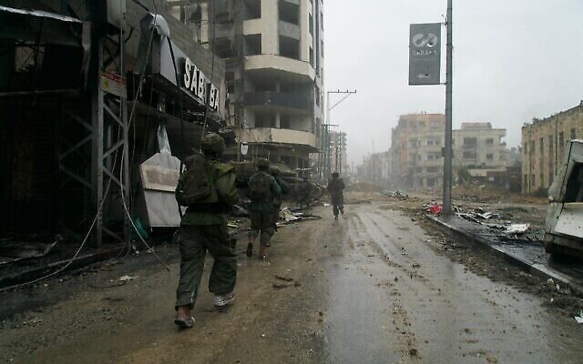 Les troupes de Tsahal opèrent dans la bande de Gaza, dans une image publiée le 16 février 2024. (Crédit : armée israélienne) Les troupes de Tsahal opèrent dans la bande de Gaza, dans une image publiée le 16 février 2024. (Crédit : armée israélienne)
