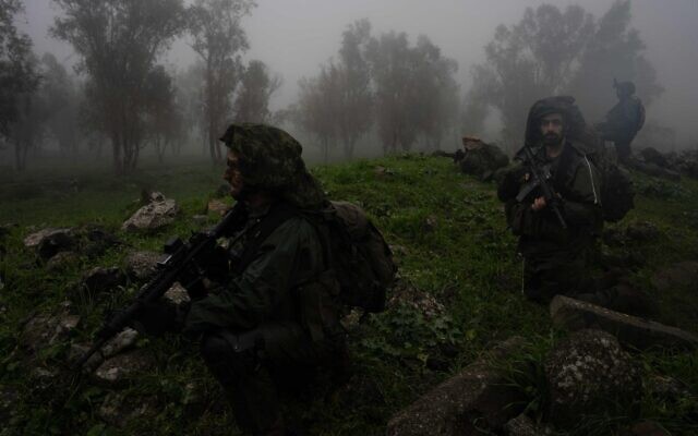 Les réservistes mènent un exercice dans le nord d'Israël, une image publiée le 16 février 2024. (Crédit : Armée israélienne)