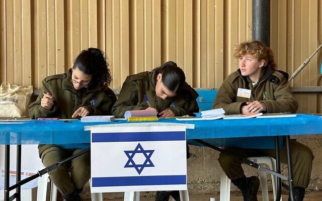 Des soldates de l'armée dans un bureau de vote militaire, une photo diffusée le 20 février 2024. (Crédit : Armée israélienne) Des soldates de l'armée dans un bureau de vote militaire, une photo diffusée le 20 février 2024. (Crédit : Armée israélienne)
