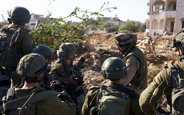 Les troupes en opération dans la bande de Gaza sur une photo non-datée diffusée par l'armée le 24 février 2024. (Crédit : Armée israélienne) Les troupes en opération dans la bande de Gaza sur une photo non-datée diffusée par l'armée le 24 février 2024. (Crédit : Armée israélienne)